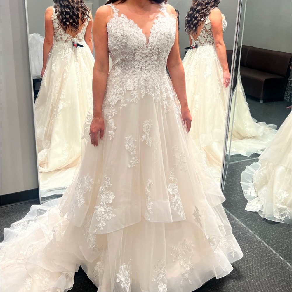 BRAND NEW NEVER BEEN WORN WEDDING DRESS SIZE 14 - MORILEE Madeline Gardner